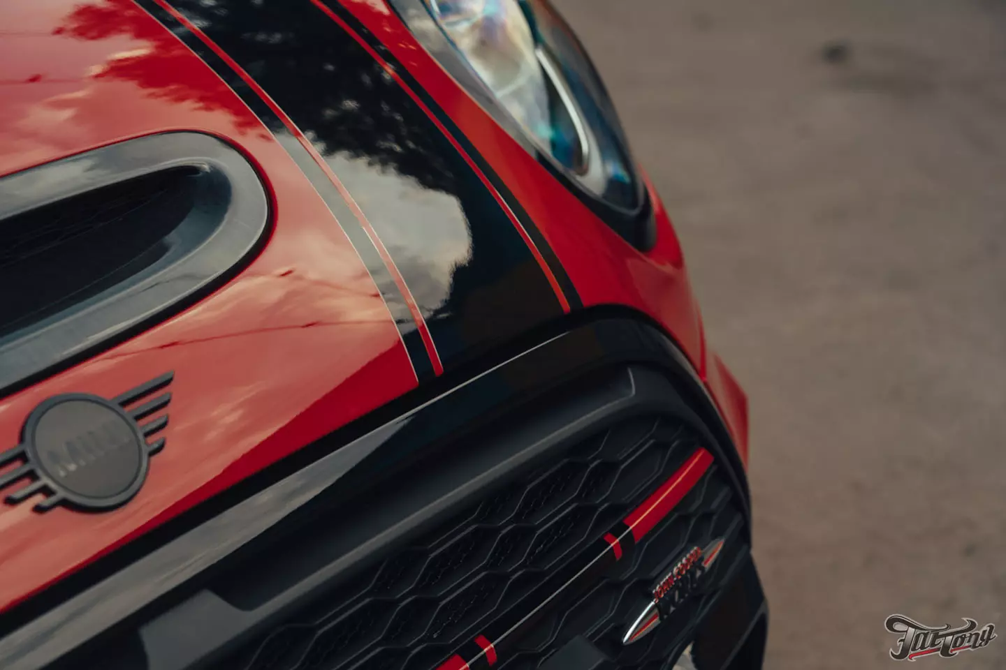 Оклейка Mini John Cooper Works глянцевым полиуретаном, наклейки на кузов, комплексная шумоизоляция, установка новых дисков, керамика дисков и суппортов